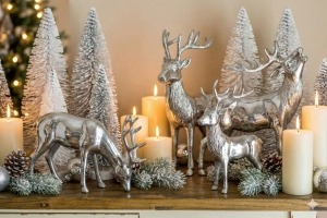 Weihnachtsdekoration mit Kerzen, Tanne und Hirschen - KI generiert