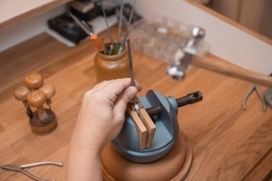 Hungeling & Töchter einsetzen eines Diamanten im Ring