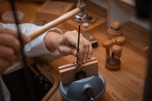 Trauring Diamant wird eingearbeitet.