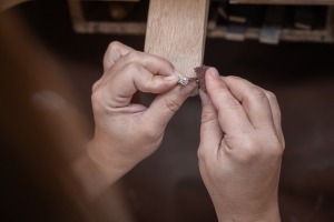 Trauring wird aufbereitet und poliert.