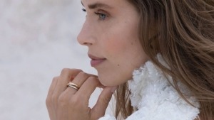 Nahaufnahme Frau mit Ring von CAPOLAVORO