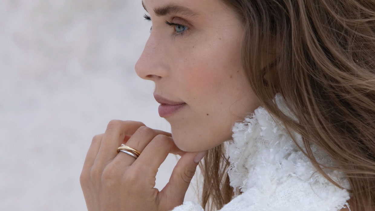 Nahaufnahme Frau mit Ring von CAPOLAVORO