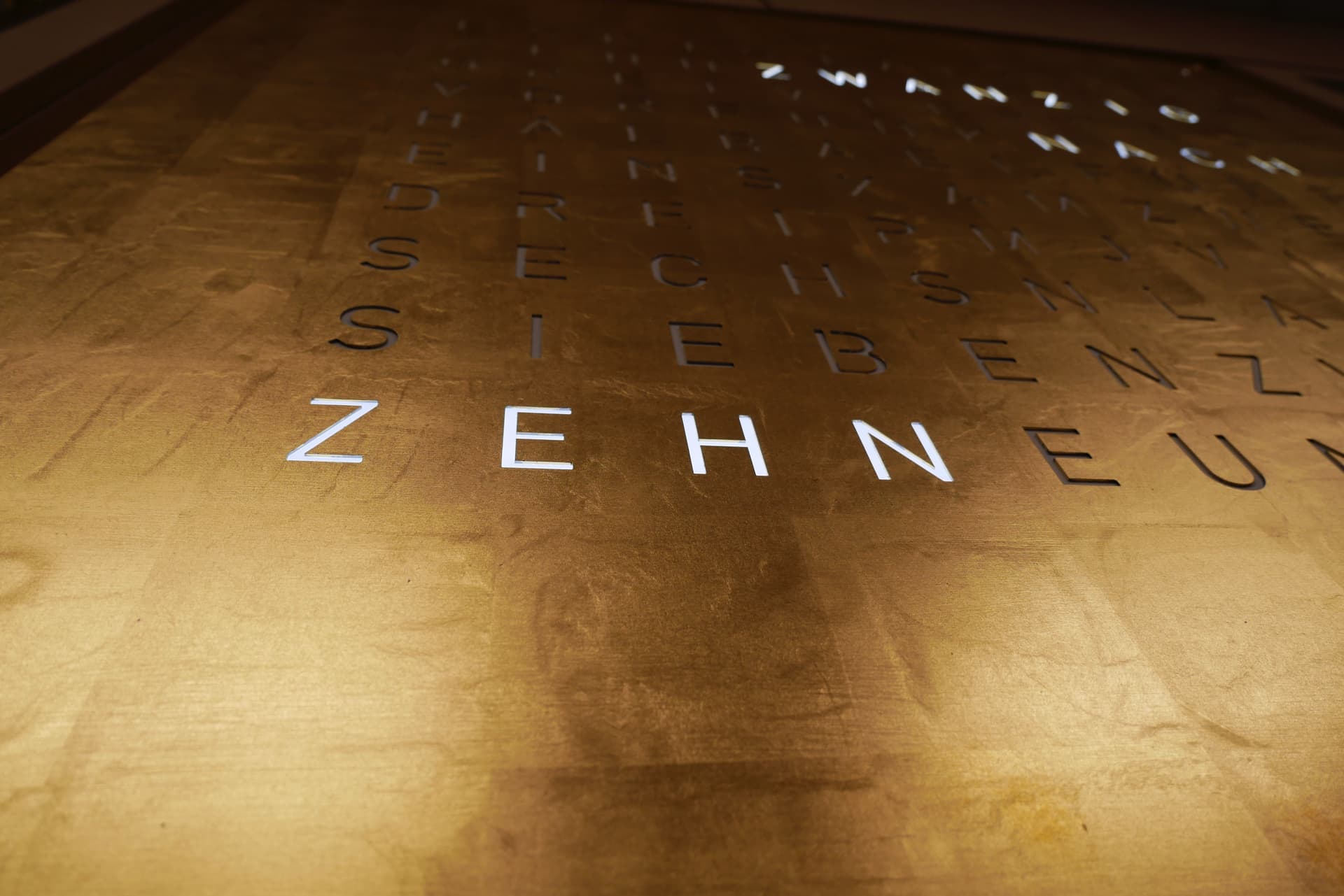 Hungeling & Töchter Detailansicht Wanduhr aus Buchstaben