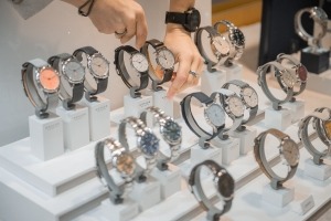 Hungeling & Töchter Einräumung des Schaufensters