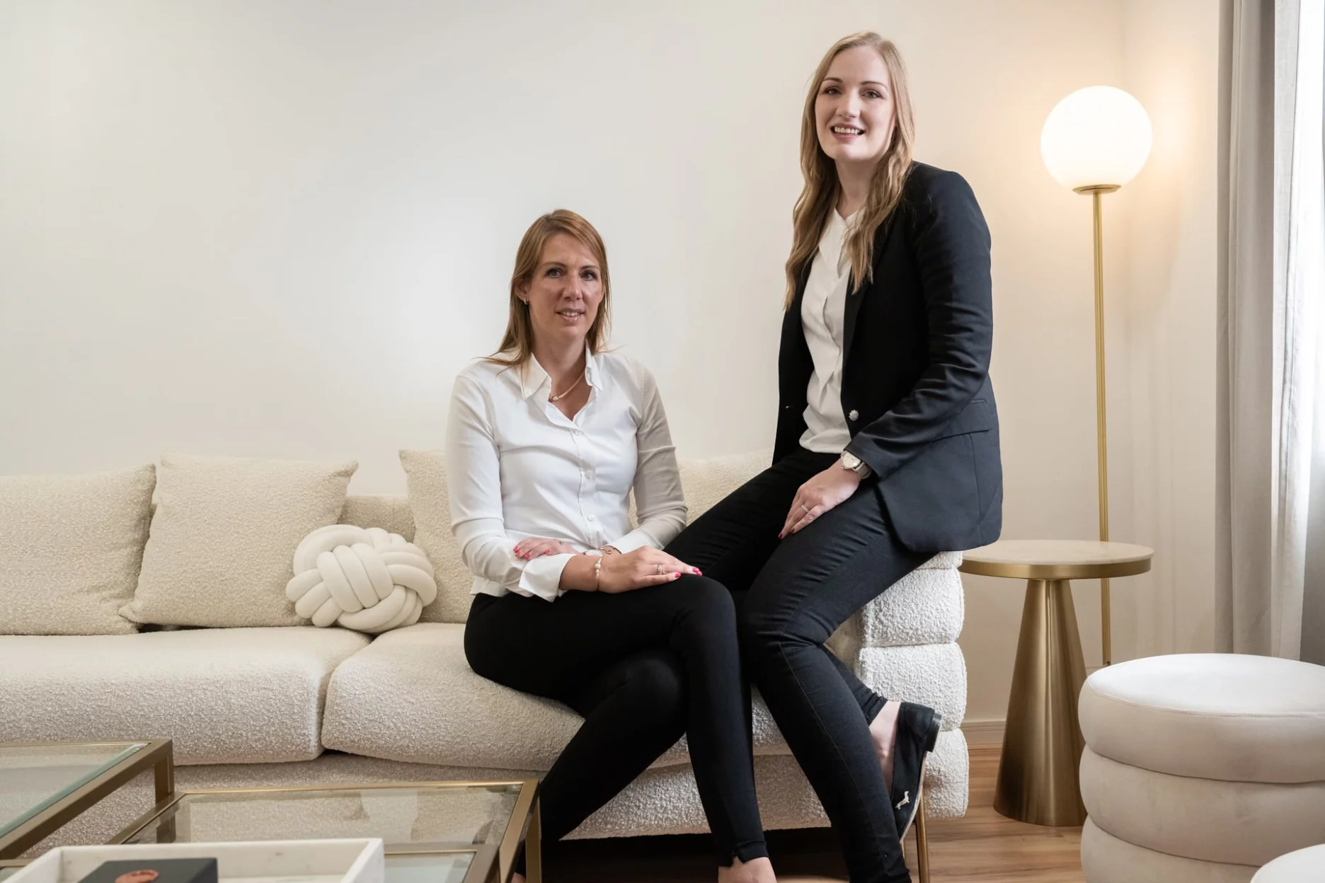 Hungeling & Töchter Christine Scharffetter und Patricia Peters auf dem Sofa